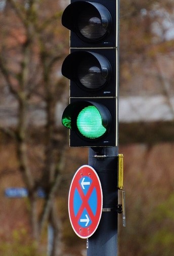 Feux contrôlant la vitesse désormais autorisés en France